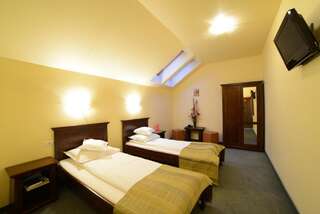 Отель Hotel Lucy Star Клуж-Напока Двухместный номер с 2 отдельными кроватями-1